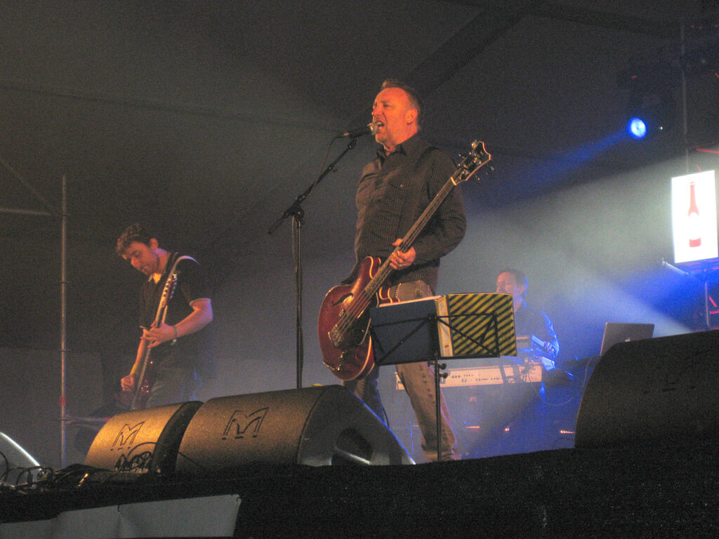 🎸 Buon compleanno a Peter Hook! 🎶 Il leggendario bassista dei Joy Division e New Order, fondatore dei Peter Hook & The Light, continua a far vibrare il post punk. 🔥